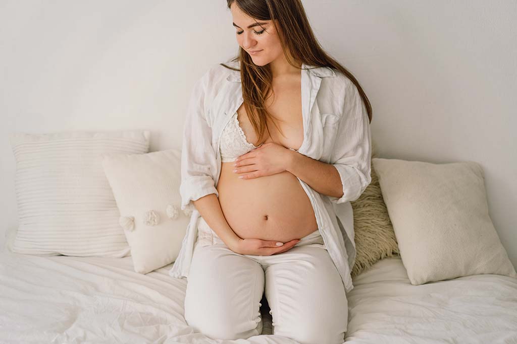 schwangere-frau-haelt-ihren-bauch image schwangere frau haelt ihren bauch